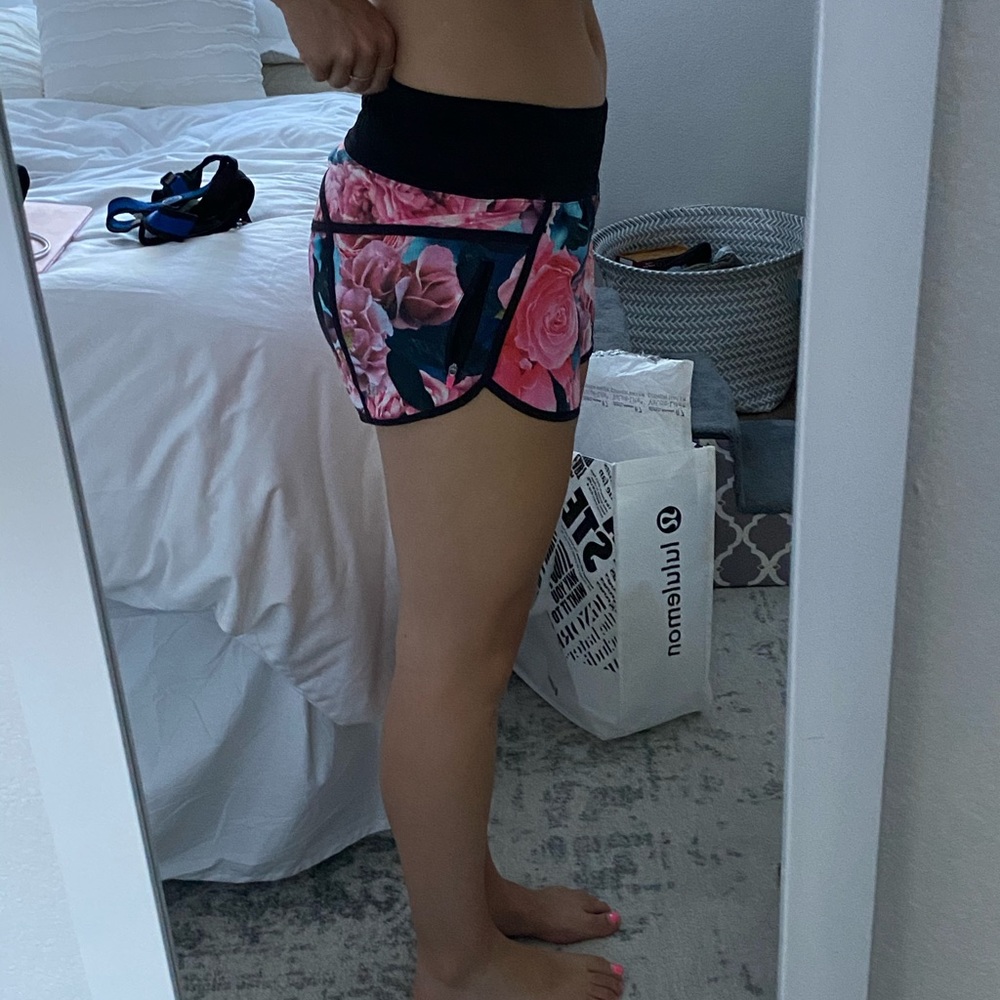 Lululemon secret garden tracker short sz 4 - Picture 4 of 5